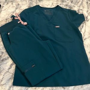 Figs Scrubs Caribbean Blue set